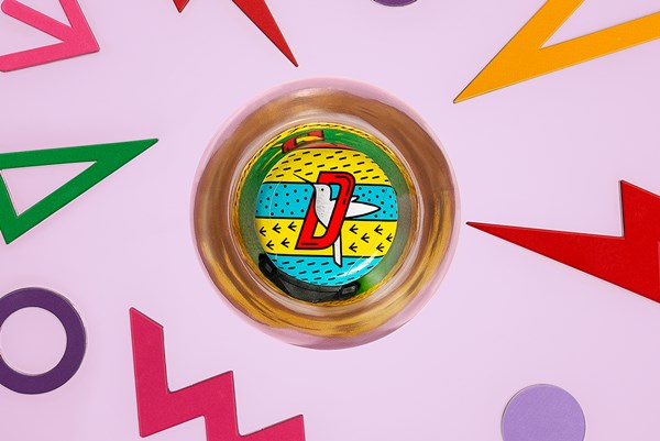 雞尾酒包裝帶有來自20世紀(jì)80年代的重點(diǎn)靈感(圖2)